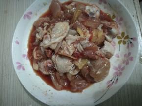 将鸡腿肉切块，并加入料酒、生抽，用筷子拌匀。