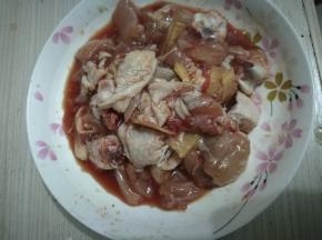 将鸡腿肉切块，并加入料酒、生抽，用筷子拌匀。