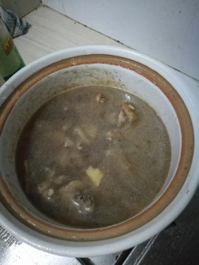 倒入泡过香菇的水，煮沸。