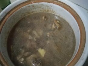 倒入泡过香菇的水，煮沸。