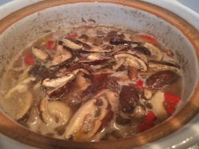 水开了两分钟后，把辣椒放入锅中；再将香菇切段放入锅中。