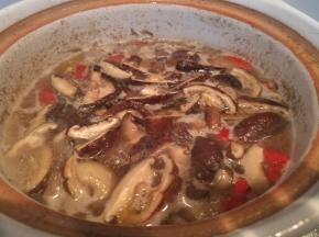 水开了两分钟后，把辣椒放入锅中；再将香菇切段放入锅中。
