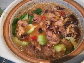 将青菜洗净，待三分钟后将香菇煮熟，再把青菜倒入锅中，用锅铲拌匀。再煮三分钟后出锅。