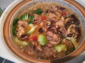 将青菜洗净，待三分钟后将香菇煮熟，再把青菜倒入锅中，用锅铲拌匀。再煮三分钟后出锅。