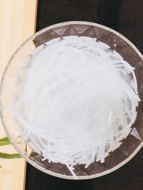 将米粉用清水提前一天泡好。