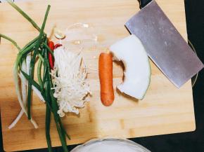 将冬瓜、胡萝卜洗净切丁；