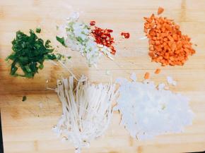 小葱、辣椒切碎；金针菇洗净切去根部。