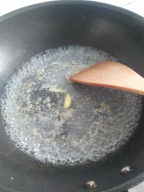 趁着锅热，放入一碗半清水，将姜丝切好倒入锅中。