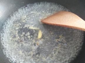 趁着锅热，放入一碗半清水，将姜丝切好倒入锅中。
