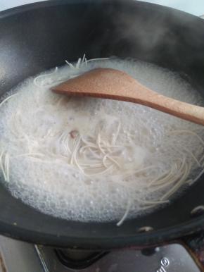 水开后将面条放入。