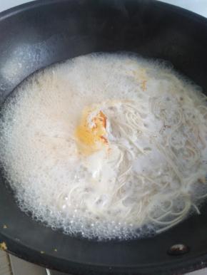 面条煮三分钟。煮软后放入盐，味精，辣椒粉。