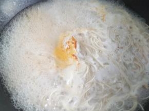面条煮三分钟。煮软后放入盐，味精，辣椒粉。