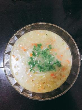 将米粉和汤盛出，撒上碎葱花。一碗热气腾腾的红白米粉汤就做好了。在这个寒冷的冬季吃再适合不过了呢？