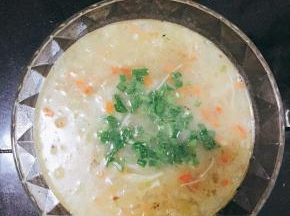 将米粉和汤盛出，撒上碎葱花。一碗热气腾腾的红白米粉汤就做好了。在这个寒冷的冬季吃再适合不过了呢？