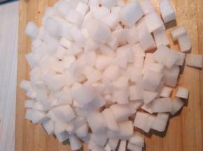 将白萝卜切丁，葱切段备用，装一碗凉白开，倒入生抽，辣椒粉，盐，拌匀备用