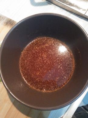 装一碗凉白开，倒入生抽，辣椒粉，盐，拌匀备用