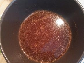 装一碗凉白开，倒入生抽，辣椒粉，盐，拌匀备用