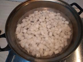 开火，锅内倒入半锅清水，将萝卜丁倒入，煮三分钟