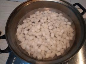开火，锅内倒入半锅清水，将萝卜丁倒入，煮三分钟