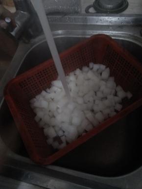 萝卜煮至半透明后捞出，用冷水冲一遍