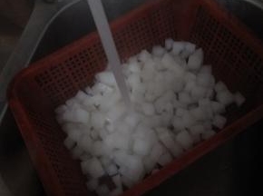 萝卜煮至半透明后捞出，用冷水冲一遍