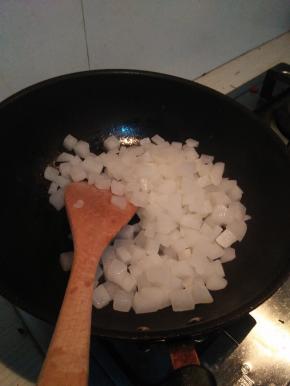 开火，锅热后倒油。油热后将萝卜倒入翻炒