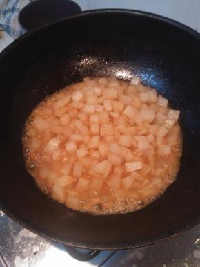 将拌好的酱料倒入，价味精拌匀