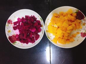 将芒果与红心火龙果切成均匀的小块。