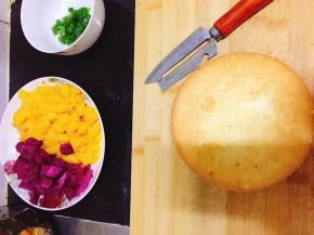 将奶油加白砂糖打发。