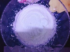 将蛋糕切片。