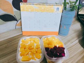 在事先备好的盒子中抹一层奶油、放一层水果、放一片蛋糕，依次类推，直至将盒子装满，最后用剩下的水果装饰盒子顶层，一盒美味的蛋糕就新鲜出炉了。