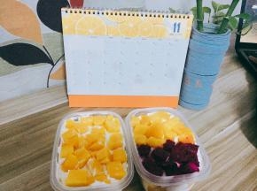 在事先备好的盒子中抹一层奶油、放一层水果、放一片蛋糕，依次类推，直至将盒子装满，最后用剩下的水果装饰盒子顶层，一盒美味的蛋糕就新鲜出炉了。