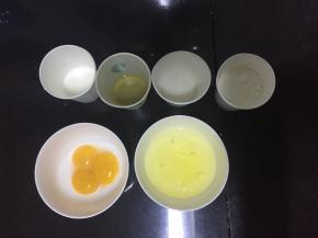 将蛋白与蛋黄分离，分别放入两个碗中，将材料准备好。