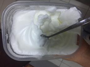 将蛋白分3次加糖打发。