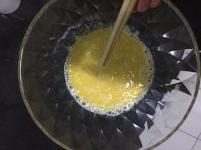 蛋黄打散，加入剩下的砂糖搅匀，就如牛奶和花生油搅匀，加入蛋糕粉继续搅拌（可用打蛋器低速打约1分钟）。