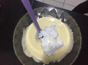 将蛋白分三次加入蛋黄中搅拌均匀，将搅拌好的面糊倒入六寸模具中。