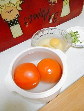 西红柿用开水烫一下，去皮，这样煲出来的汤口感更好一些。