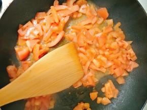 热锅冷油，油热后放入西红柿翻炒，直至炒出红汤，加入一勺番茄酱。