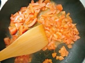 热锅冷油，油热后放入西红柿翻炒，直至炒出红汤，加入一勺番茄酱。