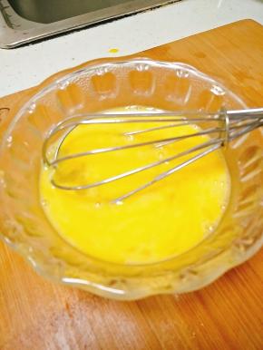 鸡蛋用手动打蛋器打散即可。