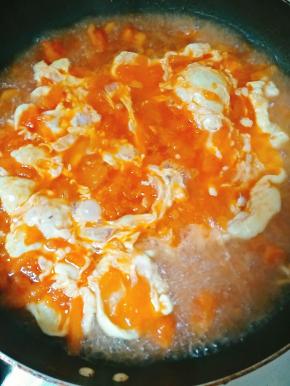 锅开后，将鸡蛋液均匀撒入，盖上锅盖焖30秒，再用筷子搅出蛋花状。