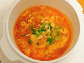 放入盐和少许鸡精调味即可，出锅放上葱花即可食用。