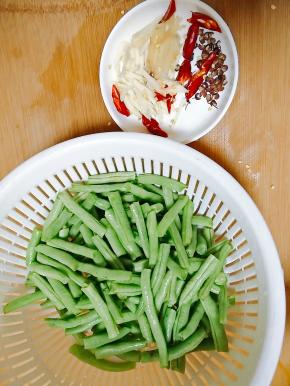 豆角洗净，掰断，沥干水分，姜蒜切丝。