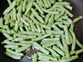 热锅冷油，油热后放入锅中煸炒，炒制豆类水分散发，干香油亮即可。干煸豆角比较费火，要小火不断的煸豆角，直至出现虎皮即可。