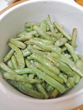 煸炒好的豆角盛出备用。