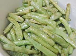 煸炒好的豆角盛出备用。