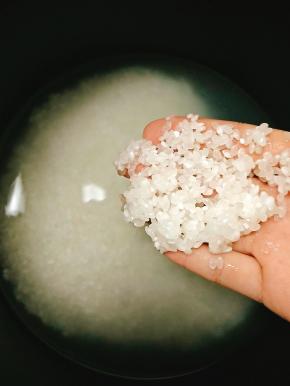 大米洗净泡制30分钟。