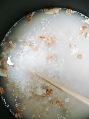 泡好的米中加入洗净的燕麦，水和米的比例为2:1，在电饭煲中按煮饭键。