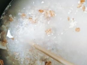 泡好的米中加入洗净的燕麦，水和米的比例为2:1，在电饭煲中按煮饭键。