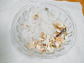 煮熟即可，盛出后可撒上坚果（水果）燕麦，也可表面淋上少许椰汁或者蜂蜜，这样就成为可以干吃的米饭啦。